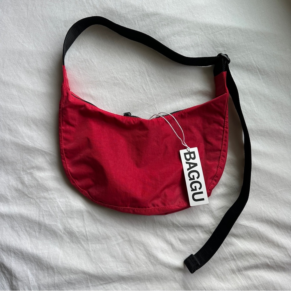 BAGGU Medium Nylon Crescent Bag (Candy Apple)